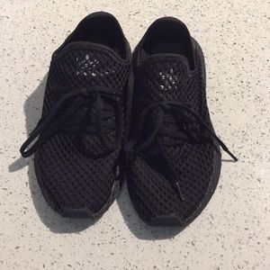 Black Adidas deerupt